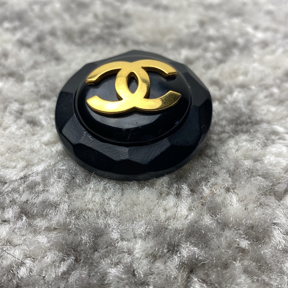 Chanel vintage Fall 1984 resin/metal clip on earring - Picture 12 of 12